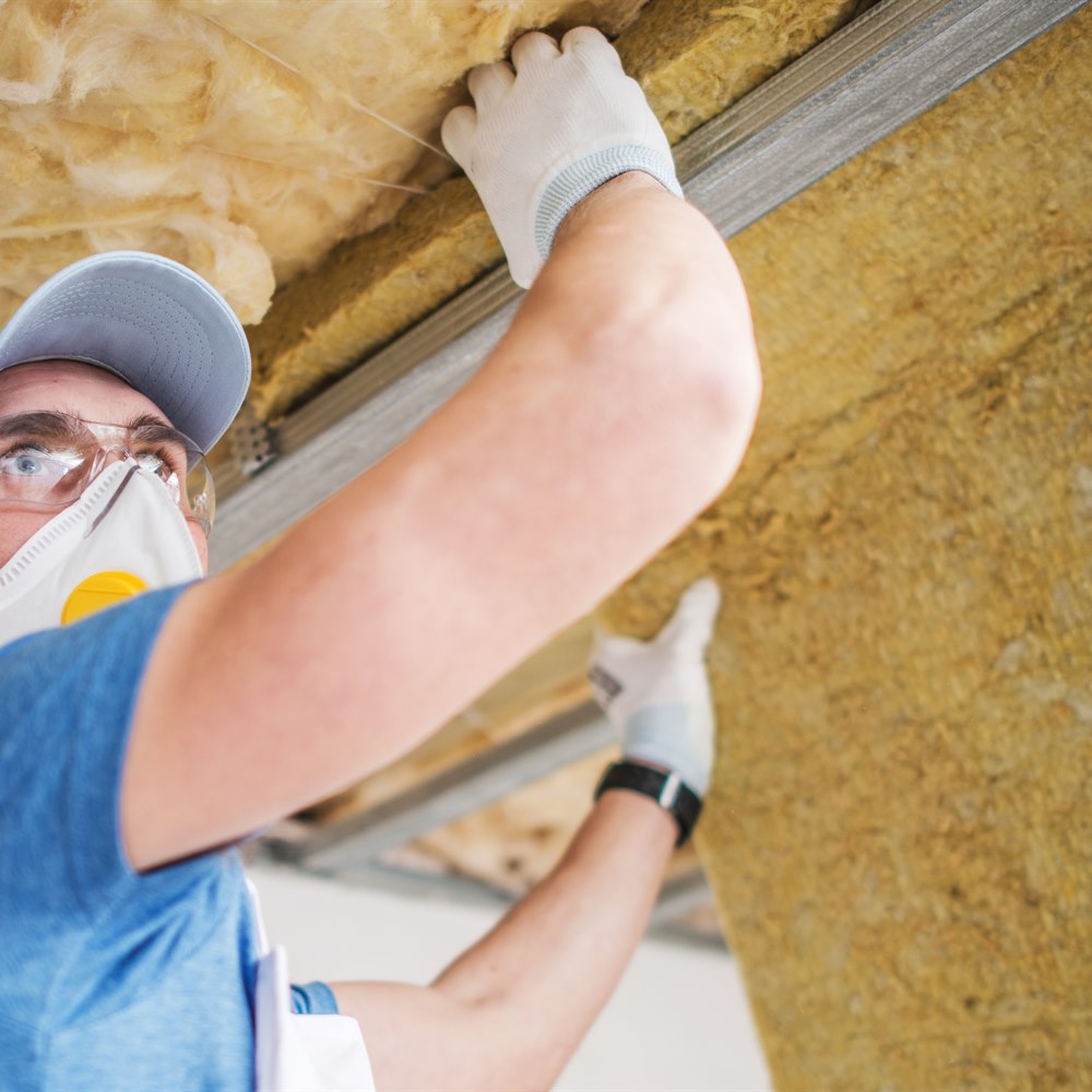 Fitting mineral wool insulation batts