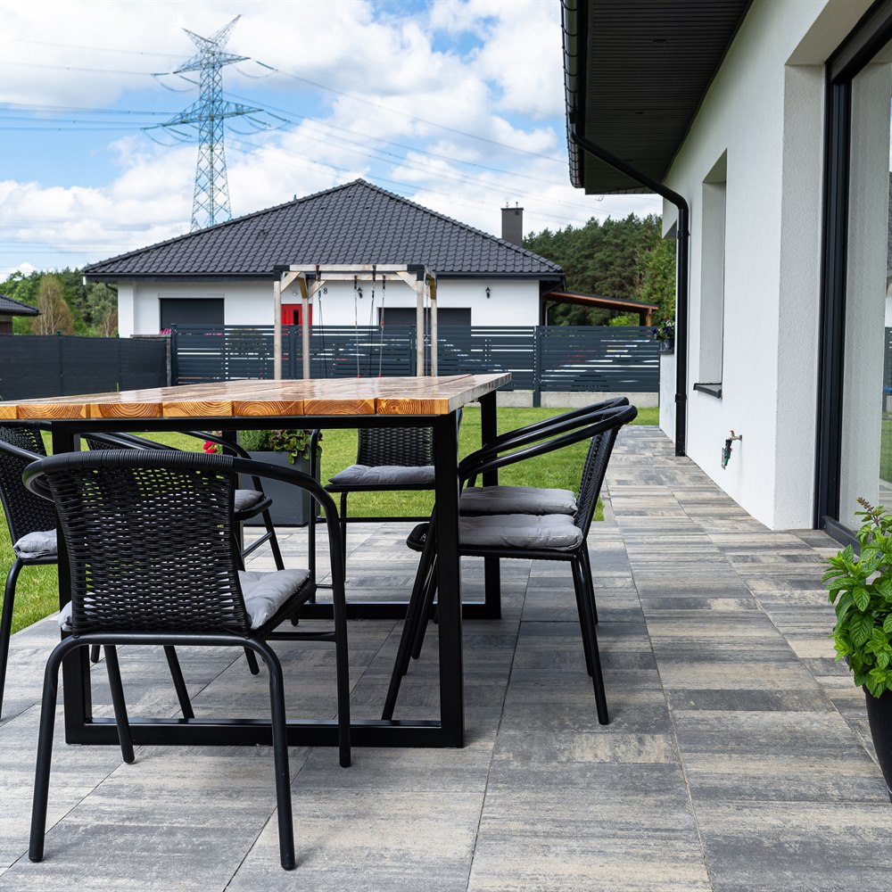 patio-table-and-chairs-in-a-backyard-setting Patio table and chairs in a backyard setting
