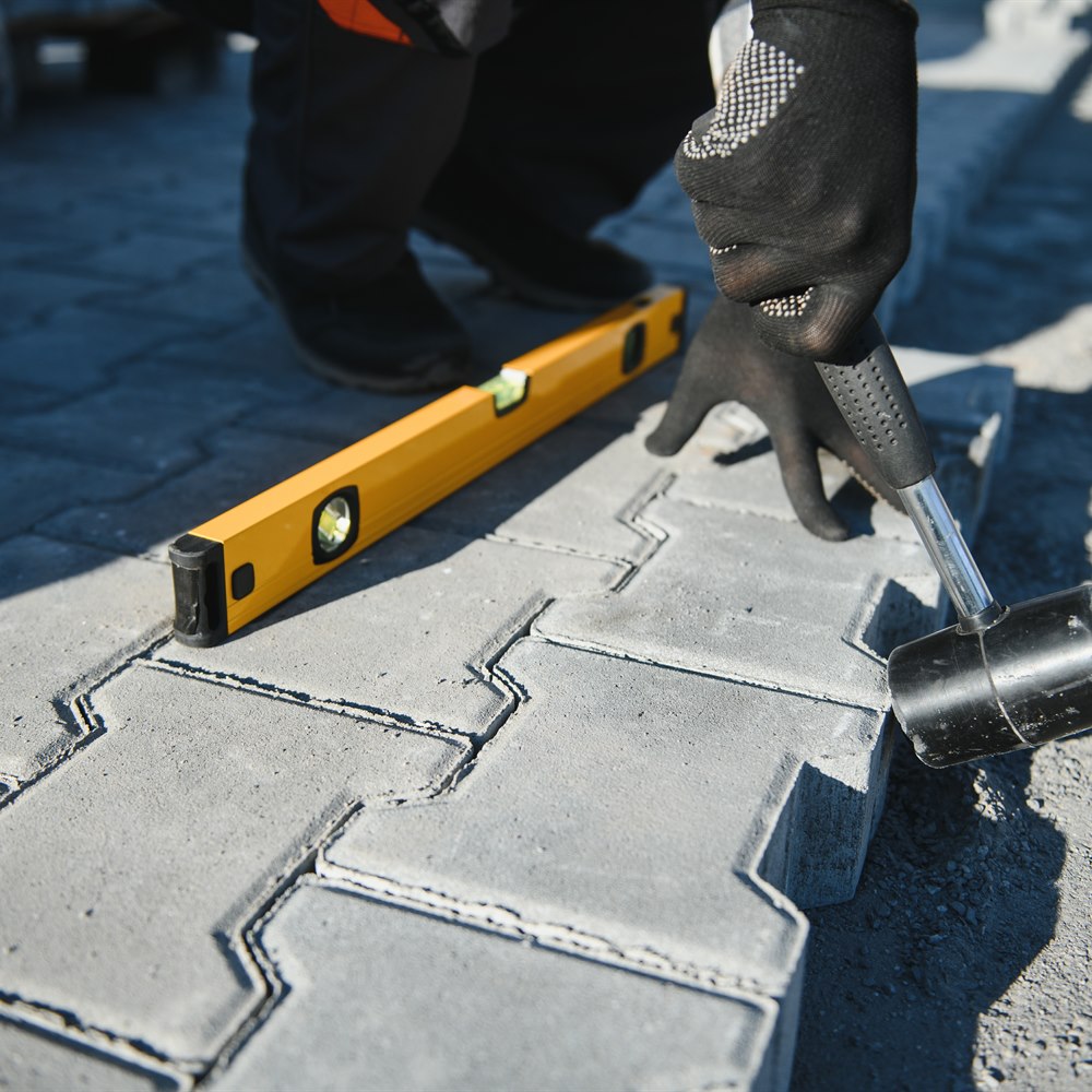 Paver installation with level and rubber