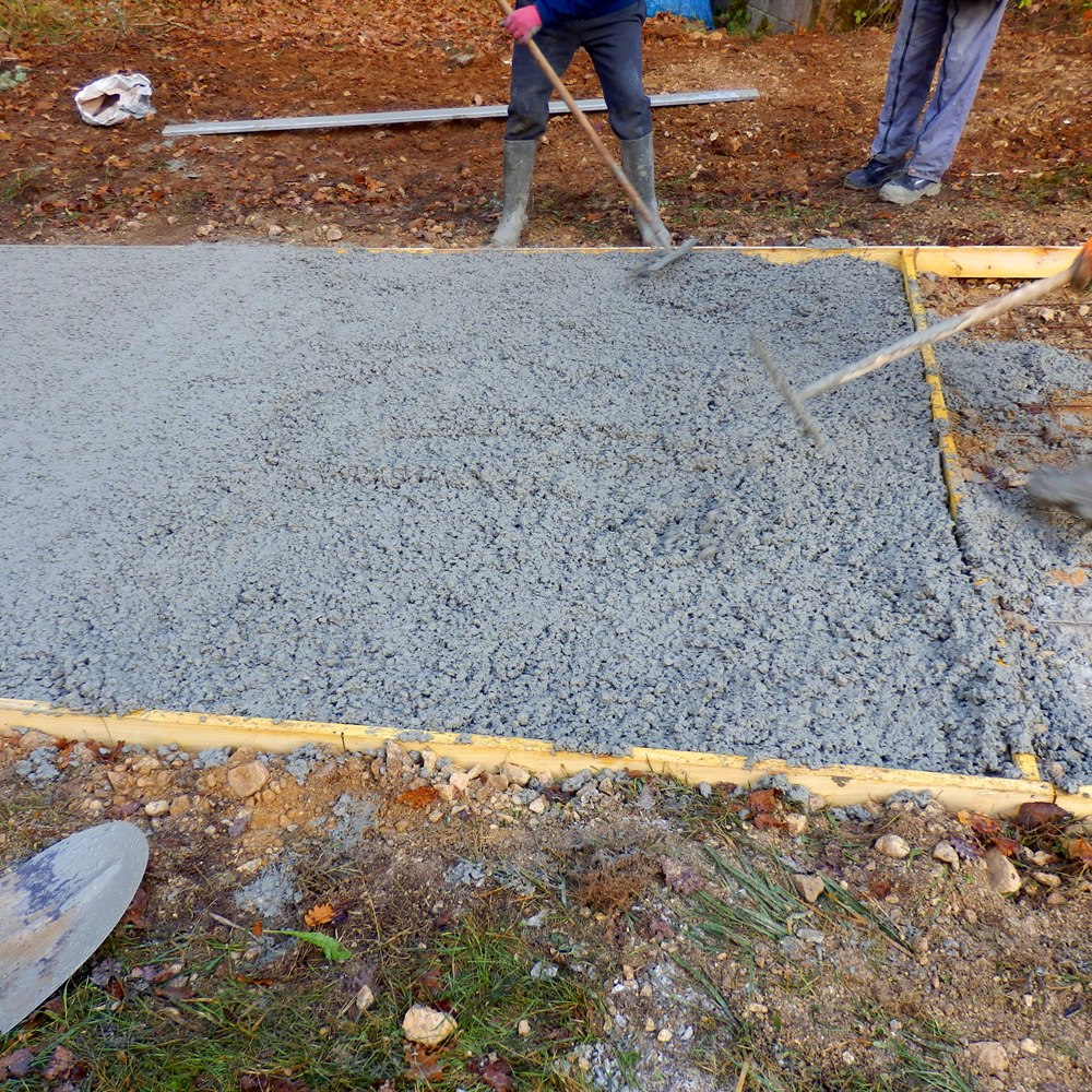 Pouring a concrete driveway slab