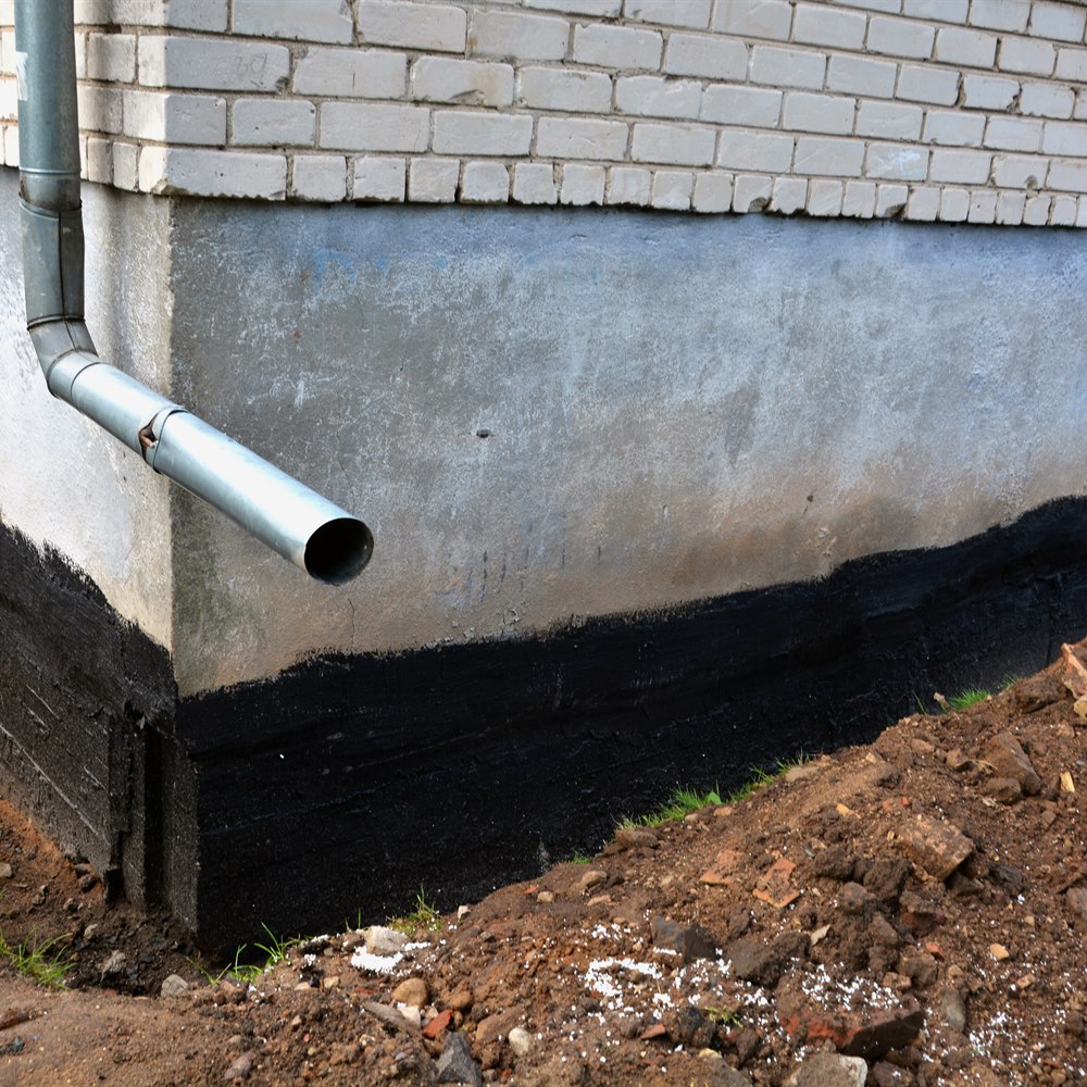 Waterproofed foundation with drainage trench